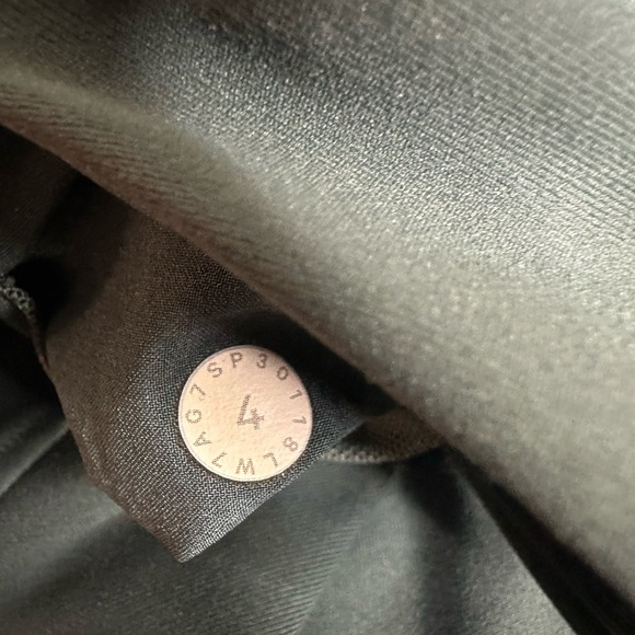 Lululemon On The Fly Short 2.5" Teal size 4 - Picture 3 of 5